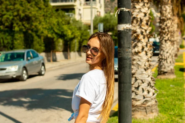 Ragazza Alla Moda Nella Città Tropicale — Foto Stock