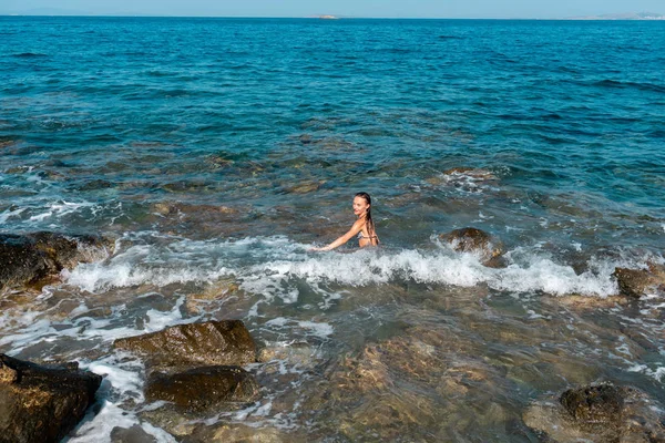 Junges Mädchen Hat Spaß Auf Den Wellen — Stockfoto