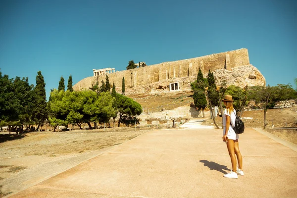 Nowoczesna Dziewczyna Idzie Starożytnych Grecki Akropol — Zdjęcie stockowe