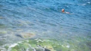 neşeli kız dalgalar deniz eğleniyor