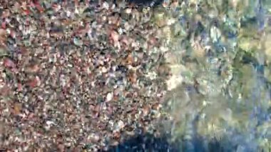 güzel çakıl plajı ile deniz dalgaları