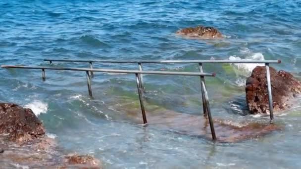 Der Eingang Ins Wasser Strand Sturm — Stockvideo