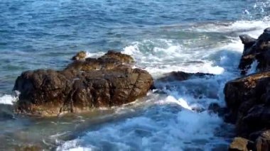 Okyanus dalgaları ile vahşi kayalık plaj