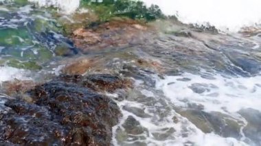 Güzellik kayalık plaj. Vawes ve kayalar ile deniz kıyısı