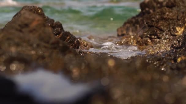 Schoonheid Rotsachtige Strand Kust Met Vawes Rotsen — Stockvideo