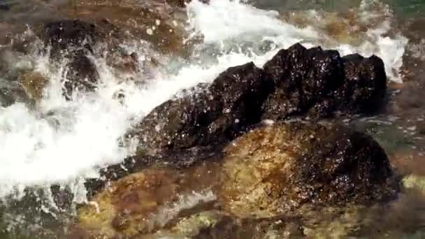 岩石海滩上的大海波浪 — 图库视频影像