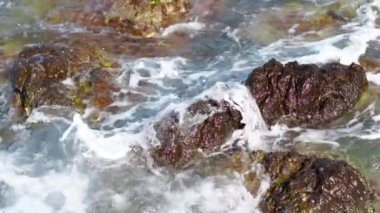 Okyanus dalgaları ile vahşi kayalık plaj