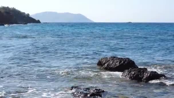 Okyanus Dalgaları Ile Vahşi Kayalık Plaj — Stok video