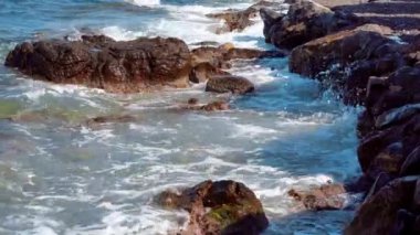 Okyanus dalgaları ile vahşi kayalık plaj