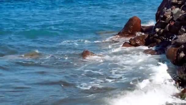 Belleza Playa Rocosa Orilla Del Mar Con Vawes Rocas — Vídeos de Stock