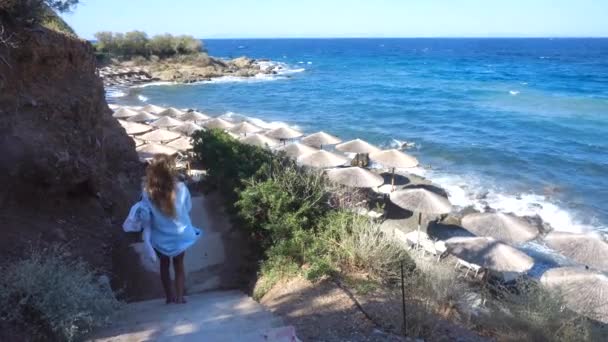 Jong Meisje Gaat Omlaag Naar Het Rotsachtige Strand — Stockvideo