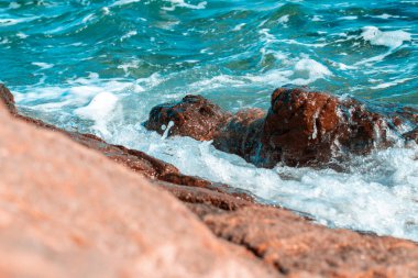 mavi denizin tehlikeli kayalar