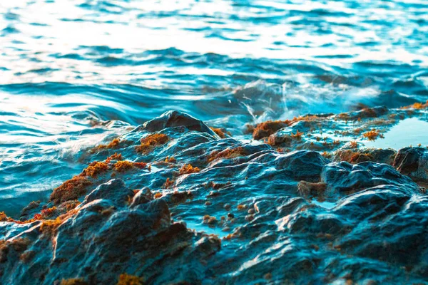 Небезпечні Скелі Блакитному Морі — стокове фото