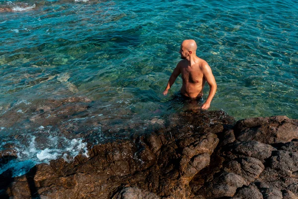 Junger Hübscher Kerl Einem Wilden Felsigen Strand — Stockfoto