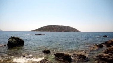 Vawes ve kayalar ile deniz kıyısı