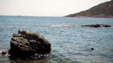 Vawes ve kayalar ile deniz kıyısı