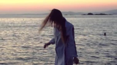 gün batımında sahil üzerinde sevimli kız