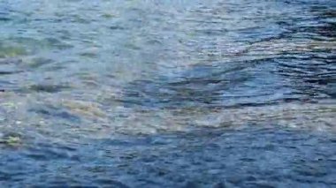 Çakıl plajı ile deniz dalgaları