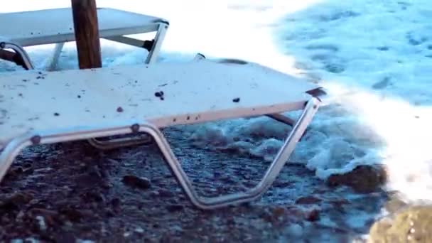 Vagues laver chaises de plage — Video