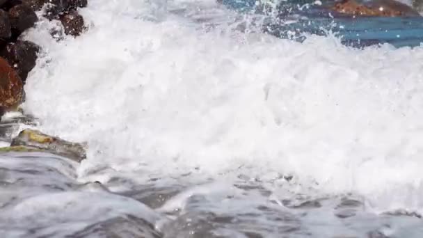 Bellezza spiaggia rocciosa con onde marine — Video Stock