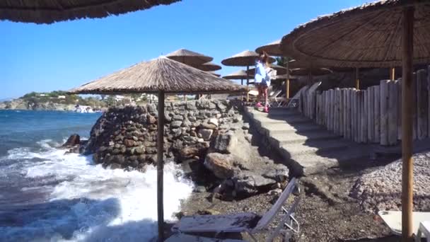 Eenzaam meisje loopt op een lege strand — Stockvideo