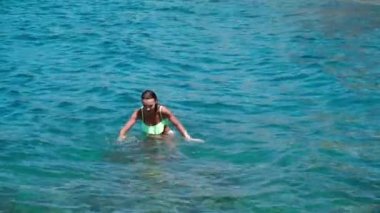 Denizin içinde neşeli bir genç kız