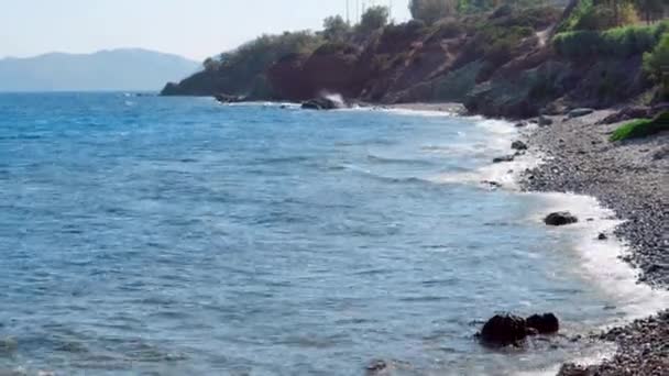 Playa Rocosa Salvaje Con Olas Del Océano — Vídeo de stock