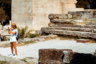 Antik Yunan kalıntıları ile bir kız yürüyor