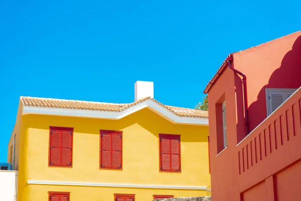 Casa Amarilla Roja Fondo Del Cielo Azul — Foto de Stock