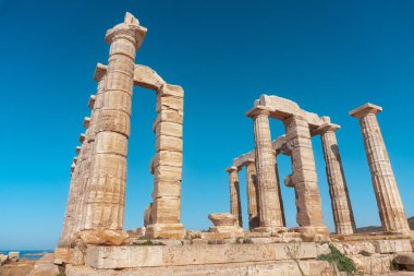 kayanın üzerinde Yunan tanrısı Poseidon Tapınağı
