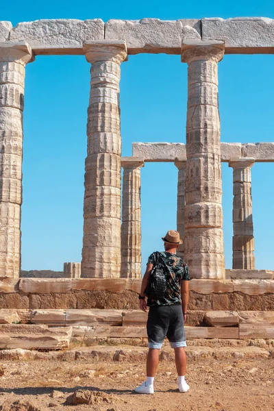 Stilvoller Mann Tempel Des Gottes Poseidon — Stockfoto