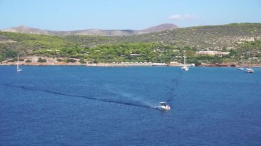 mavi denizde yüzen bir yat