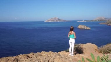 güzel kız deniz manzaralı dağ yürüyüşleri