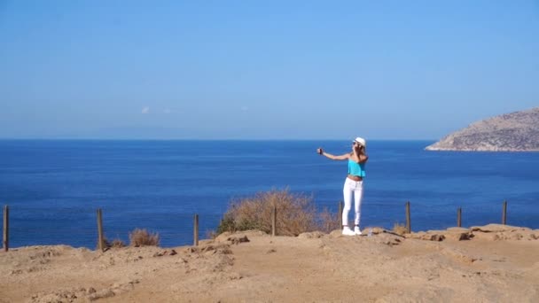 Ragazza Foto Selfi Alta Roccia Con Vista Sul Mare — Video Stock