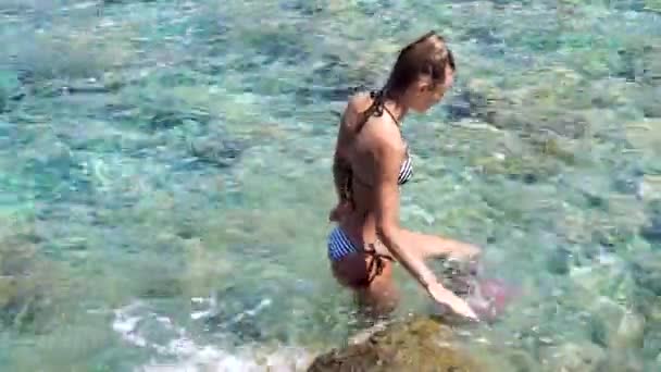 Una Giovane Ragazza Allegra Nel Mare — Video Stock