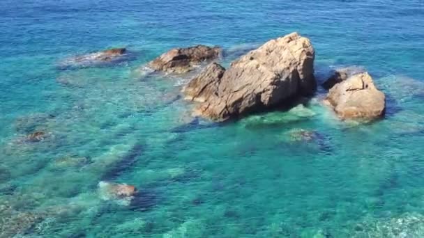 Prachtige Rotsen Helder Blauwe Zee — Stockvideo