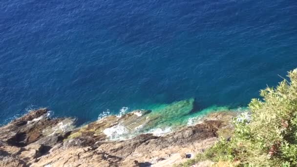 美丽的岩石悬崖和深蓝色的大海 — 图库视频影像