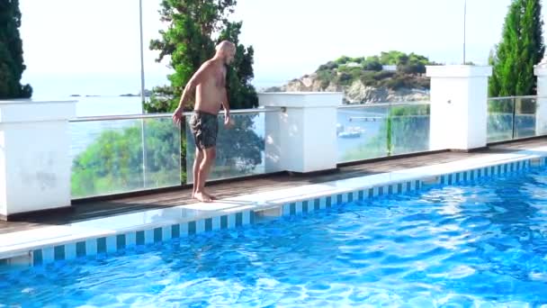 Junger Mann Springt Zeitlupe Den Pool — Stockvideo