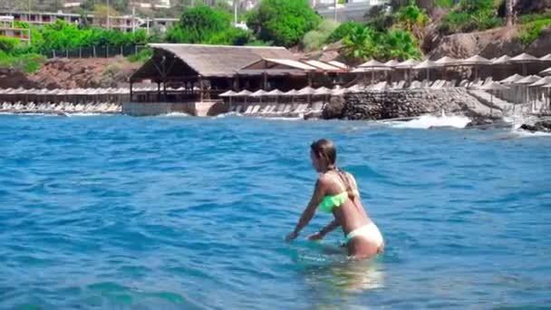 一个快乐的年轻女孩在海里 — 图库视频影像