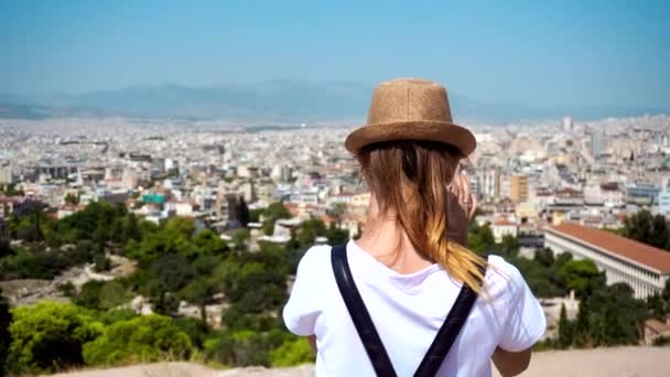 Mädchen fotografiert einen Blick auf die Stadt Athen — Stockvideo