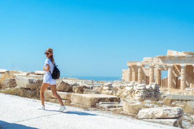 Antik Yunan Akropol'de genç bir kız yürüyor