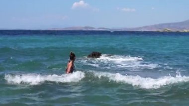 Denizin içinde neşeli bir genç kız