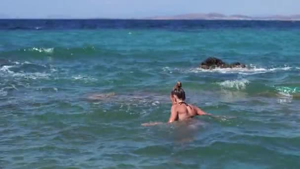 Una Giovane Ragazza Allegra Nel Mare — Video Stock