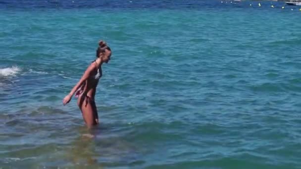 Denizin Içinde Neşeli Bir Genç Kız — Stok video