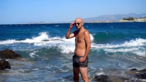 Giovane Bell Uomo Una Spiaggia Rocciosa — Video Stock