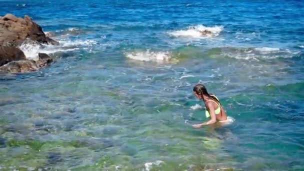 青い海で泳ぐ女子高生 — ストック動画