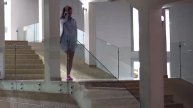 Genç kadın merdivenlerden aşağı yürüyor
