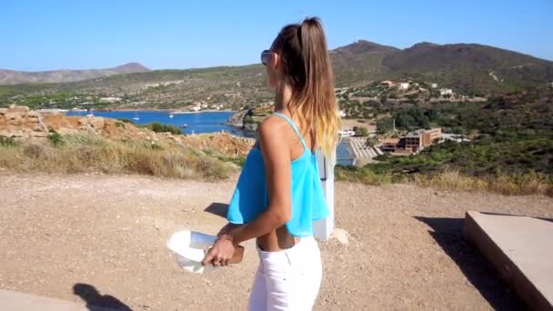 Jeune belle fille marche sur la colline — Video