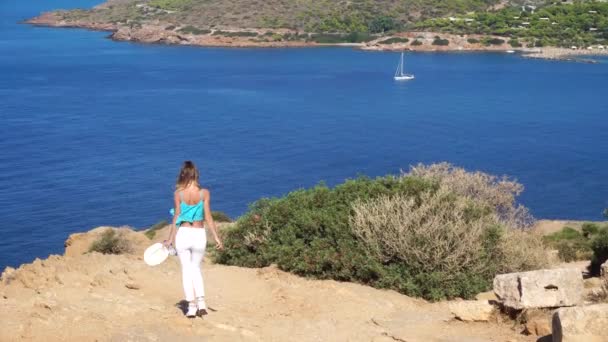 Ragazza passeggiate sulla montagna con vista sul mare — Video Stock