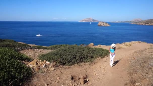 Chica camina en la montaña con vistas al mar — Vídeo de stock